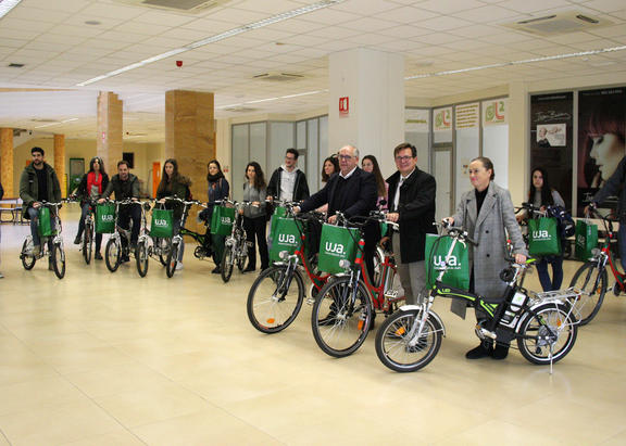Acto de entrega de las bicicletas.