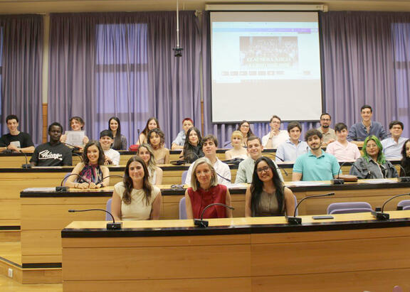 La vicerrectora Mª Teresa Pérez, junto a integrantes que participaron en el acto de cierre del curso del Aula de Debate.