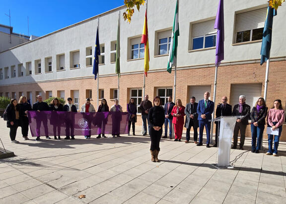 Minuto de silencio ante la puerta del Rectorado, en el Campus Las Lagunillas.