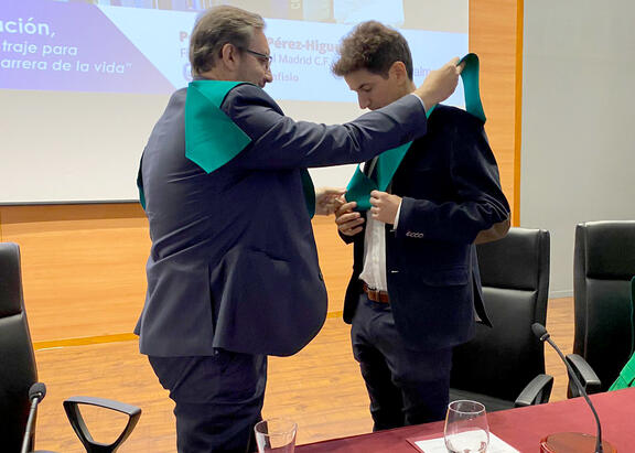 El Rector de la UJA impone la beca del Colegio Mayor Domingo Savio a Pedro Belón.