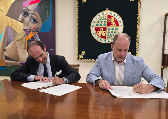 Firma del nuevo convenio entre el Rector Nicolás Ruiz y el director general de la Fundación SAFA, Francisco de Asís del Barco.