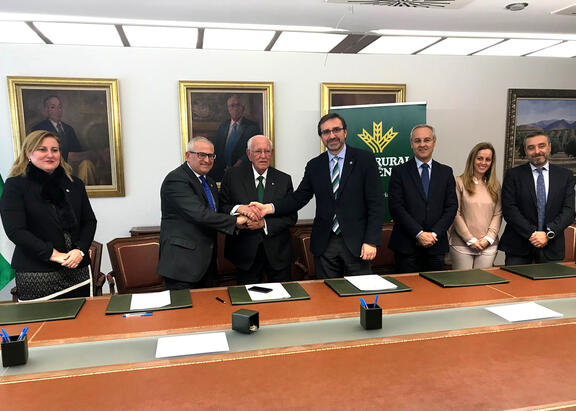 Manuel Parras, José Luis García-Lomas y Juan Gómez, tras la firma del convenio.