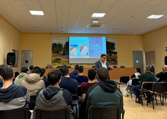 Intervención del profesor Francisco José Pérez Latorre, durante el curso celebrado en Arquillos.