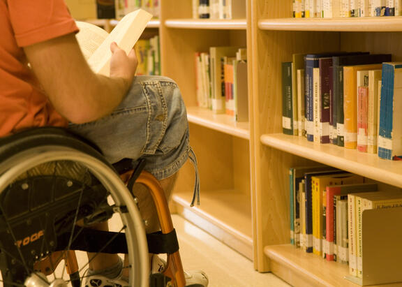 Imagen de archivo de un estudiante en la biblioteca.