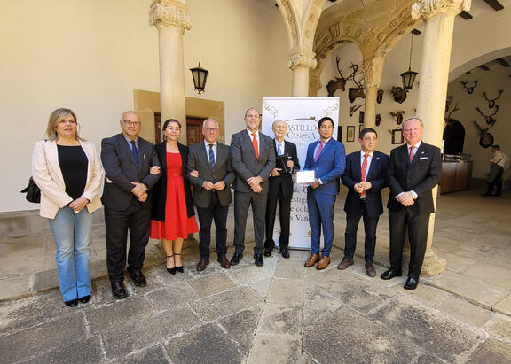 Foto de familia con organizadores y representantes institucionales.