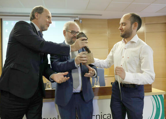 El Rector, junto al director de la EPSJ, entregan el primer premio.