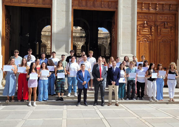 Foto de familia con el alumnado becado.