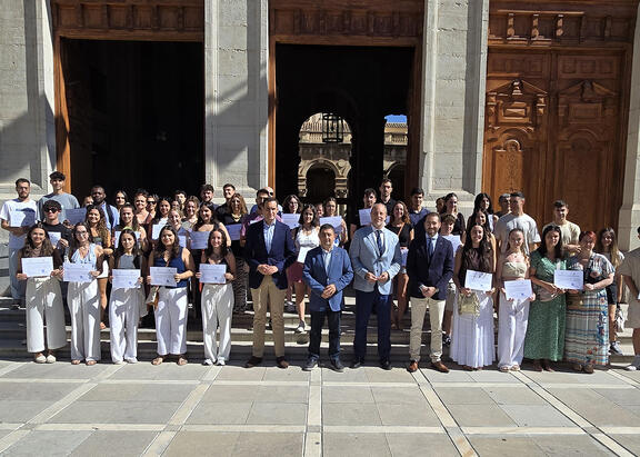 Foto de familia con el alumnado de la UJA beneficiario de estas becas.