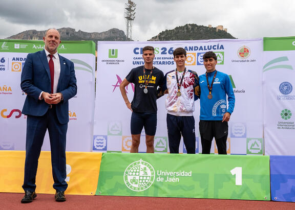 El Rector de la UJA, tras la entrega de medallas a los ganadores de los 800 ml.