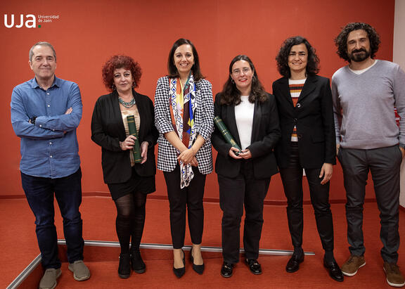 Representantes del Vicerrectorado de Cultura y jurado, con las ganadoras.