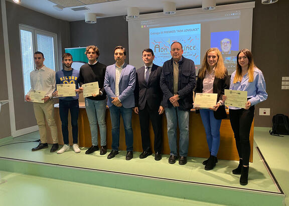 Representantes institucionales junto a todos los premiados.