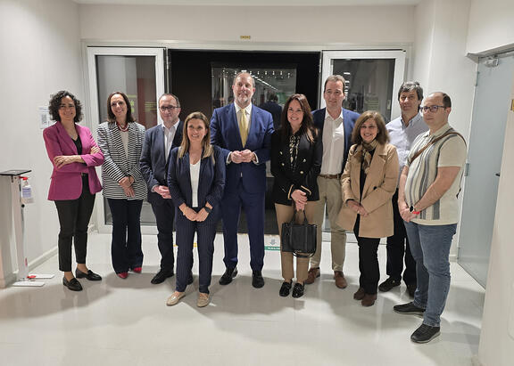 El Rector y representantes institucionales, con los comisarios de la muestra e investigadores de la UJA.