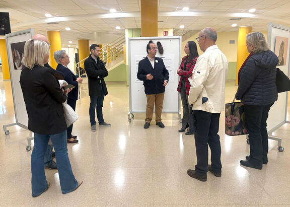 Inauguración de la exposición, en el vestíbulo derecho del B4.