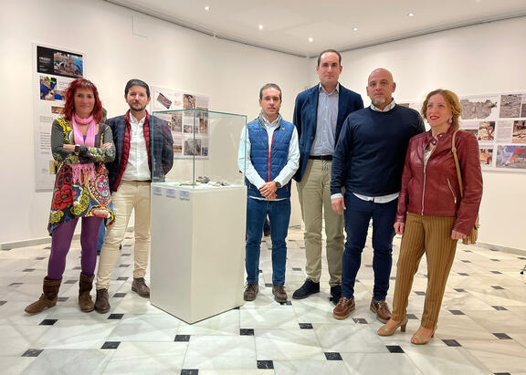 Autoridades e investigadores, en la exposición sobre la intervención arqueológica realizada.