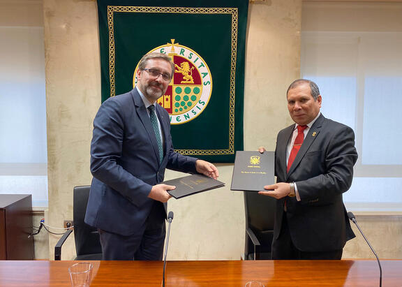 Juan Gómez y Javier Arévalo, tras la firma del convenio.