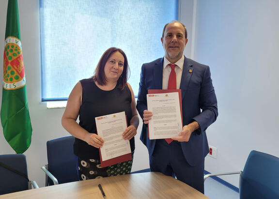 Nicolás Ruiz y Silvia de la Torre, con los convenios.