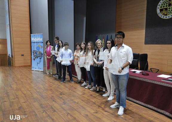 Alumnado ganador del concurso, junto a responsables institucionales de la UJA.