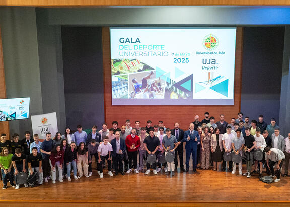 Foto de grupo con representantes institucionales y deportistas reconocidos.