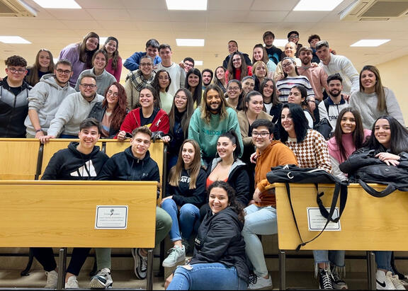 Javier Cachón, junto al grupo de estudiantes que correrá la San Antón en el marco de esta iniciativa.