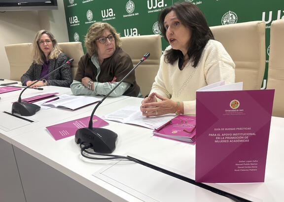 Esther López, Pilar Fernández y Nieves Moyano, en la presentación de la guía.