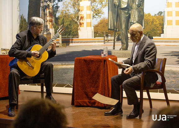 Actuación del guitarrista Raúl Zambrano y del actor Fidel Monroy.