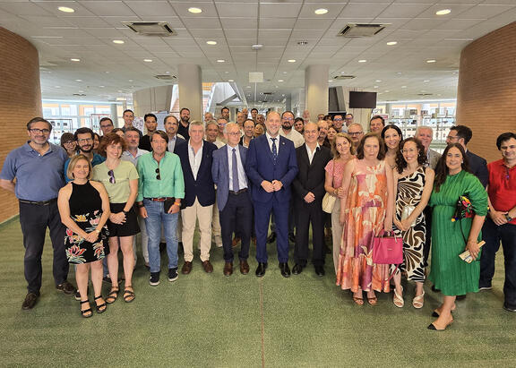 Foto de familia con representantes institucionales y profesorado de la EPSJ, entre otros. 