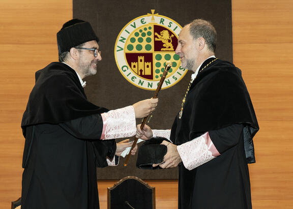 El Rector Nicolás Ruiz recibe el bastón de mando del Rector saliente, Juan Gómez.