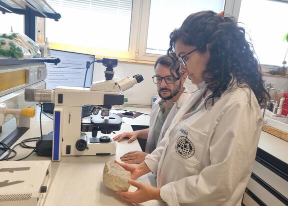 Mª Isabel Moreno y Mario Gutiérrez, en el laboratorio del Instituto de Arqueología Ibérica de la UJA.