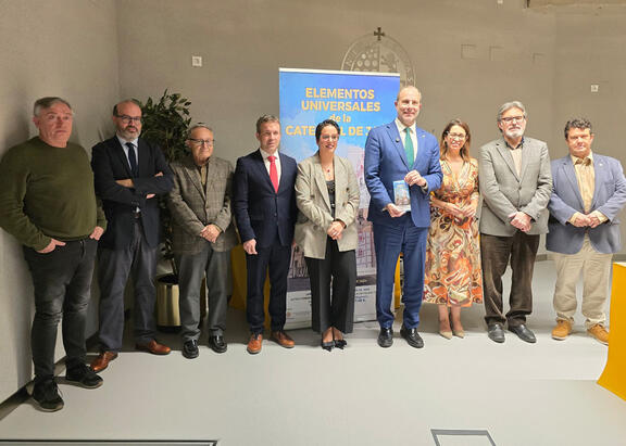 Representantes institucionales de la UJA y del Ayuntamiento, junto a ponentes, en la inauguración de las jornadas.