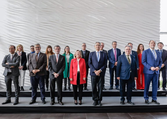 El Rector de la UJA, a la izquierda, con los participantes y asistentes a la jornada.