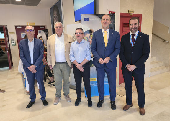 El Rector de la UJA y el director del SEPI, en el centro, junto a otros representantes institucionales.