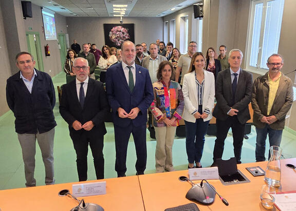 El Rector y la consejera, en el centro, junto a otros representantes institucionales.