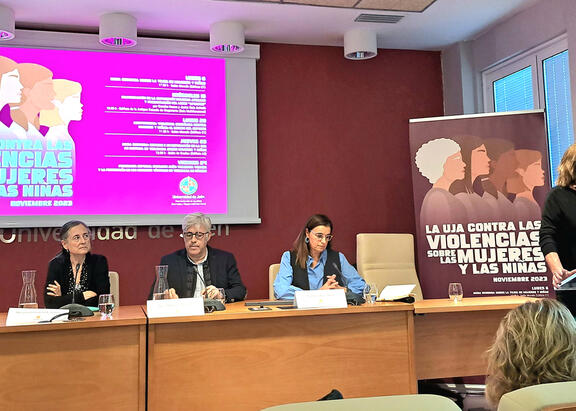 Inauguración de la mesa redonda a cargo de la Vicerrectora de Igualdad, Diversidad y Responsabilidad Social.