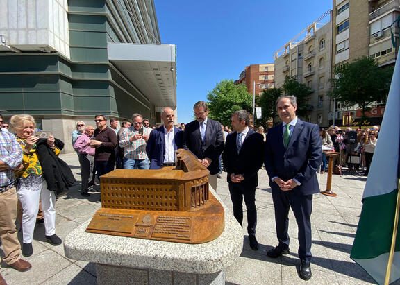 De derecha a izquierda, F.J. Gallego, Julio Millán, Juan Gómez y Alfonso Martínez, tras el monumento.