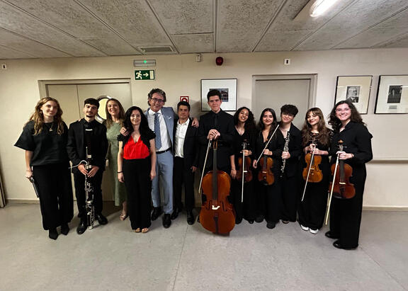 Músicos de la Orquesta de la UJA participantes en el concierto, con profesorado de la UJA.