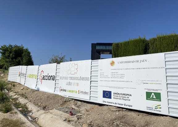 Vallado de los terrenos donde se construye el nuevo edificio de Centros de Investigación y Transferencia Empresarial.
