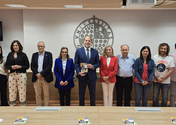 El Rector, en el centro, junto a responsables académicos y alumnado participante en la campaña.