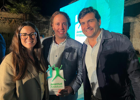 Javier Cortés, en el centro, con Pedro Antonio Ramírez y Ana González Herrera.