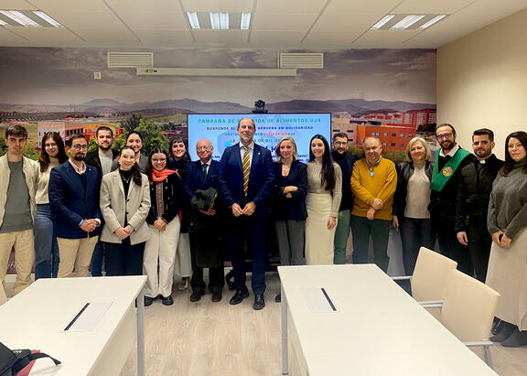Foto de familia de representantes institucionales y alumnado participante en la campaña.