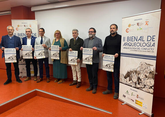 Representantes institucionales, con el cartel de la II Bienal de Arqueología.