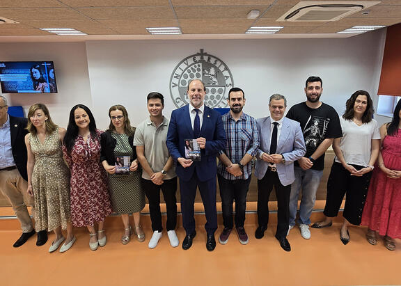 El Rector, en el centro, con representantes institucionales de la UJA y alumnado participante en la campaña.