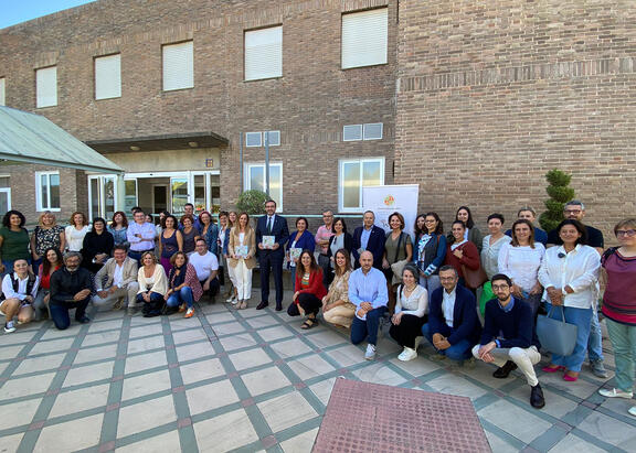 El Rector de la UJA, junto a responsables y personal del Vicerrectorado de Comunicación y Proyección Institucional e investigadores de la UJA.