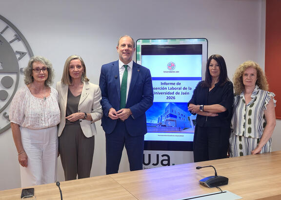De izquierda a derecha, Trinidad Ortega, Rosa Vallecillo, Nicolás Ruiz, Mª Teresa Pérez y Mª Dolores Heredia.