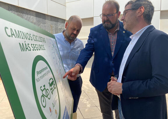 Presentación de los circuitos ciclistas seguros, en uno de los accesos al Campus Las Lagunillas.