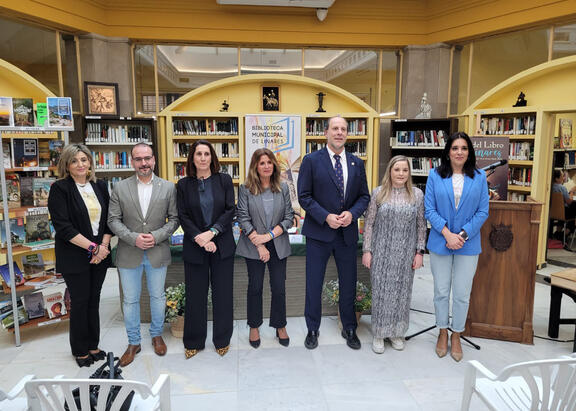 El Rector, junto a la alcaldesa, coordinadora de la obra, representante de ALES, alumna de la UJA y concejalas.