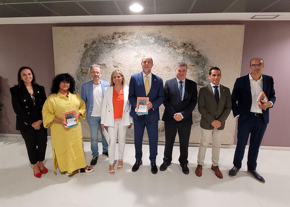 El Rector, en el centro, con representantes institucionales y autores del libro.