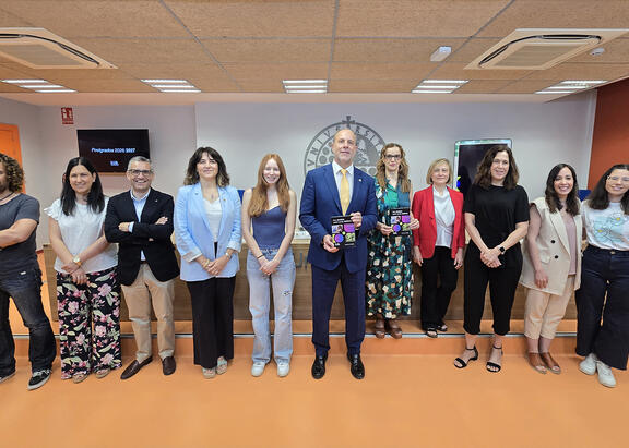 El Rector y la vicerrectora de Enseñanzas oficiales, con la protagonista del spot y responsables académicos y de centros.