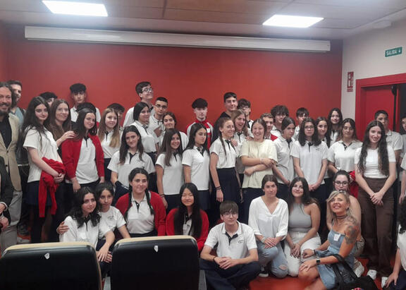 Responsables del proyecto, junto al alumnado del IES Andrés de Vandelvira.