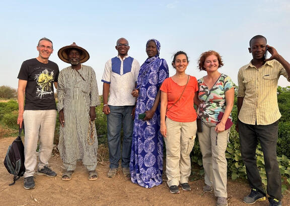 Los profesores de la Universidad de Jaén Víctor Aranda, Ana Domínguez y María José Ayora, durante su estancia en Ndium (Senegal).
