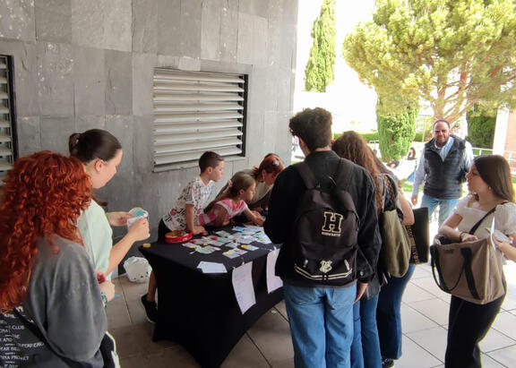 Una de las mesas de venta instaladas en el Campus Las Lagunillas.